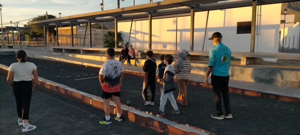 Equipo infantil en pleno entrenamiento 